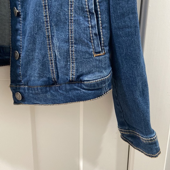 Dark denim lightly distressed Jean jacket TORRID size 1 (plus) - Picture 3 of 17